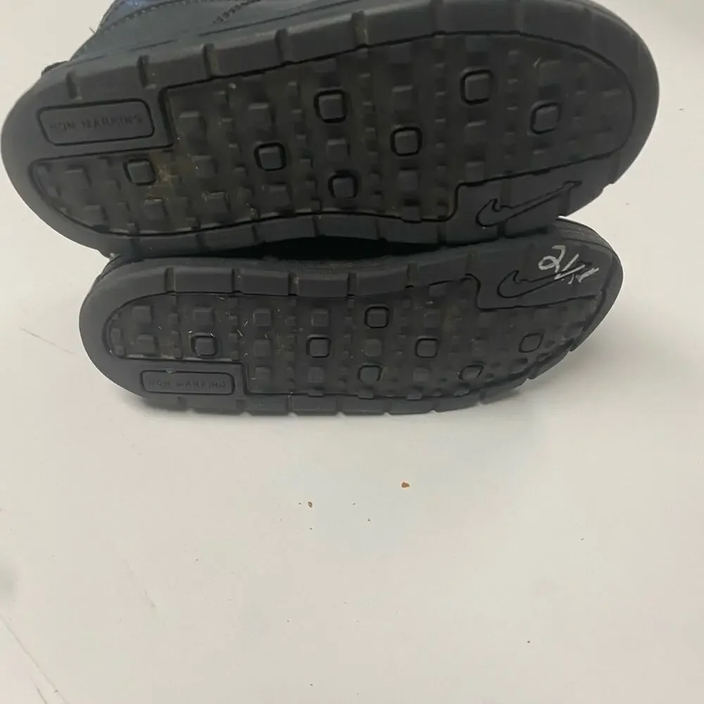 NIKE BOYS SNEAKER SIZE 8